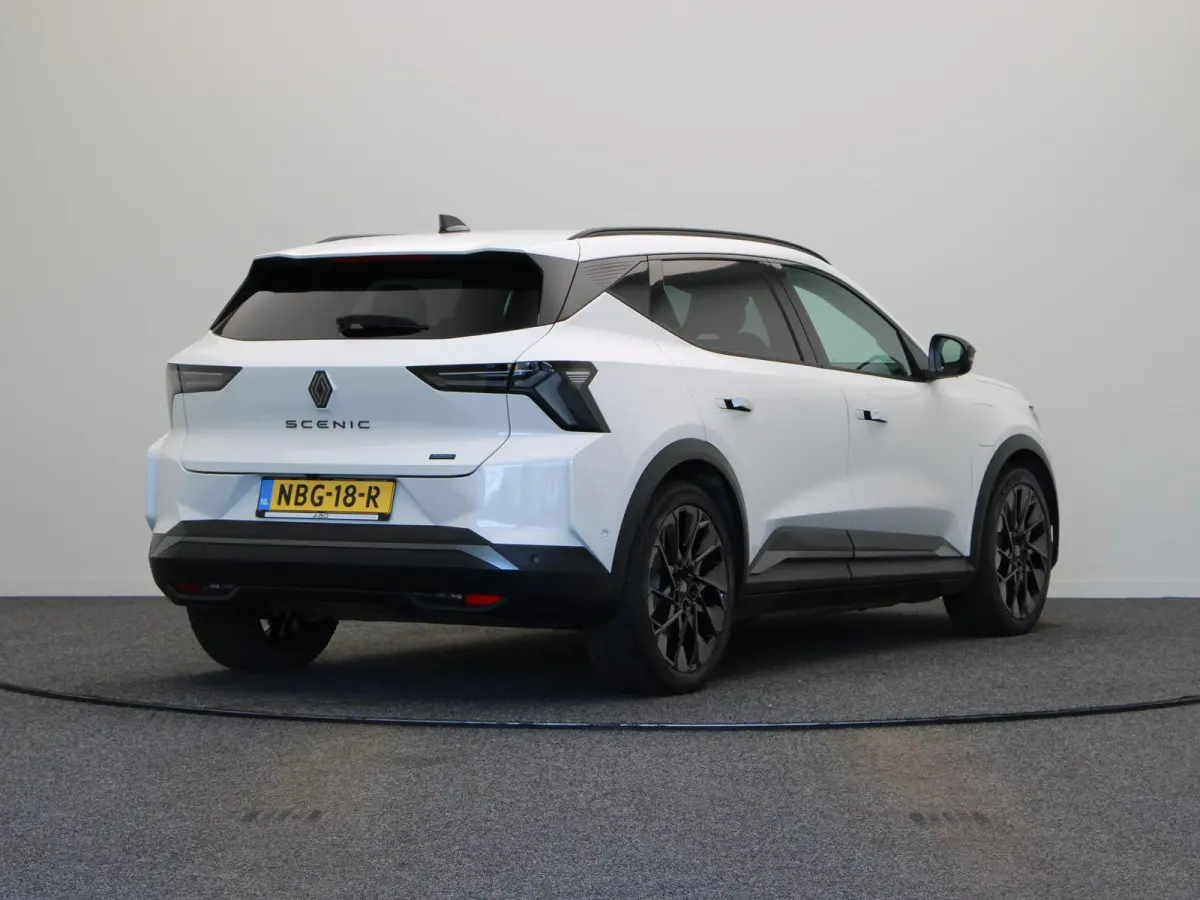 EV87 long range esprit Alpine | Stoel en stuur verwarming | elektrische kofferklep | Zwarte velgen | Vierseizoenbanden |