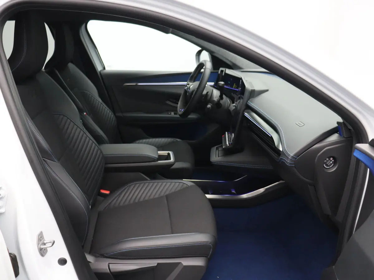EV87 long range esprit Alpine | Stoel en stuur verwarming | elektrische kofferklep | Zwarte velgen | Vierseizoenbanden |