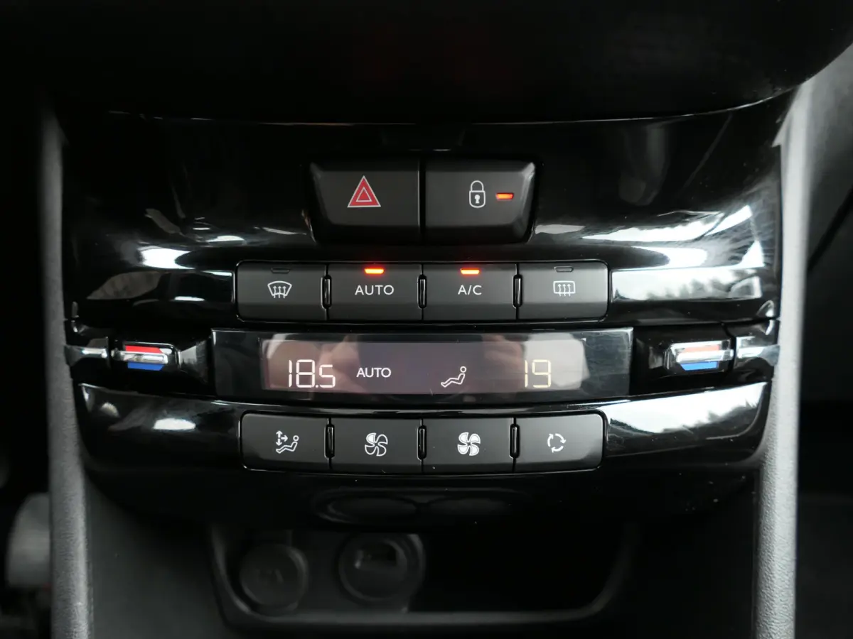 1.2 PureTech Blue Lease Allure | 130 PK | Nieuwe distributieriem | Panoramadak | Climate Control | Achteruitrijcamera | Cruise Control | Trekhaak | Half leder | Lichtmetalen velgen | NAP