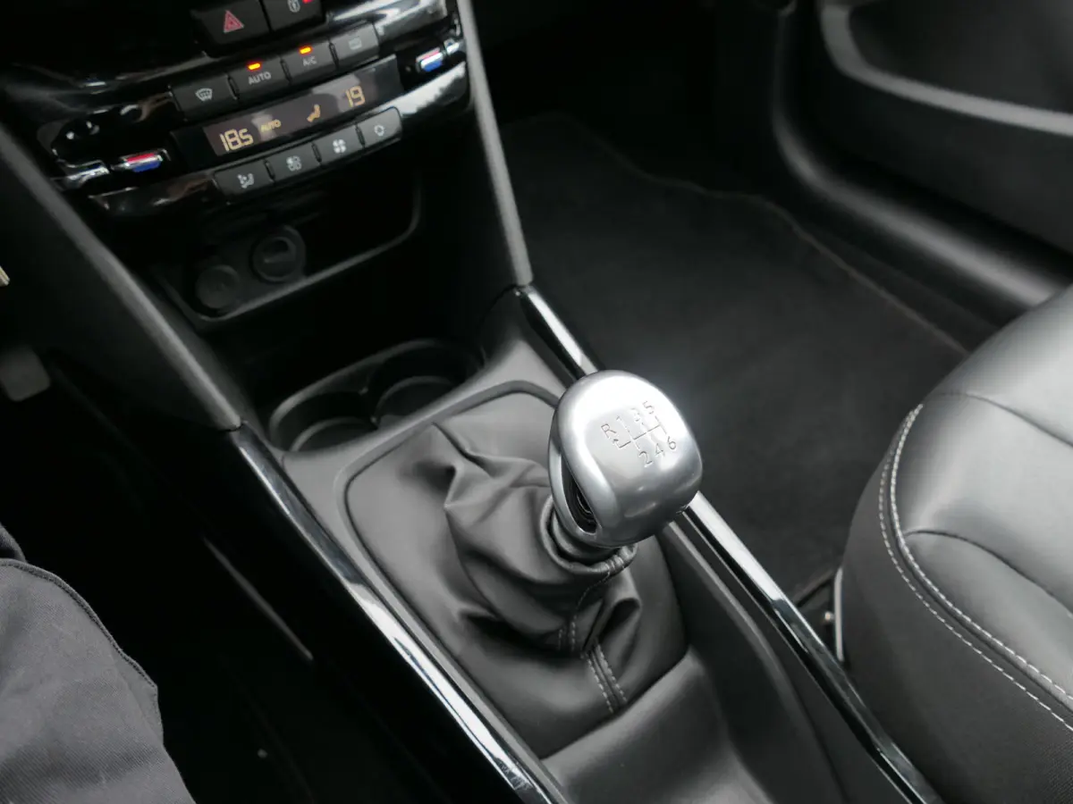 1.2 PureTech Blue Lease Allure | 130 PK | Nieuwe distributieriem | Panoramadak | Climate Control | Achteruitrijcamera | Cruise Control | Trekhaak | Half leder | Lichtmetalen velgen | NAP