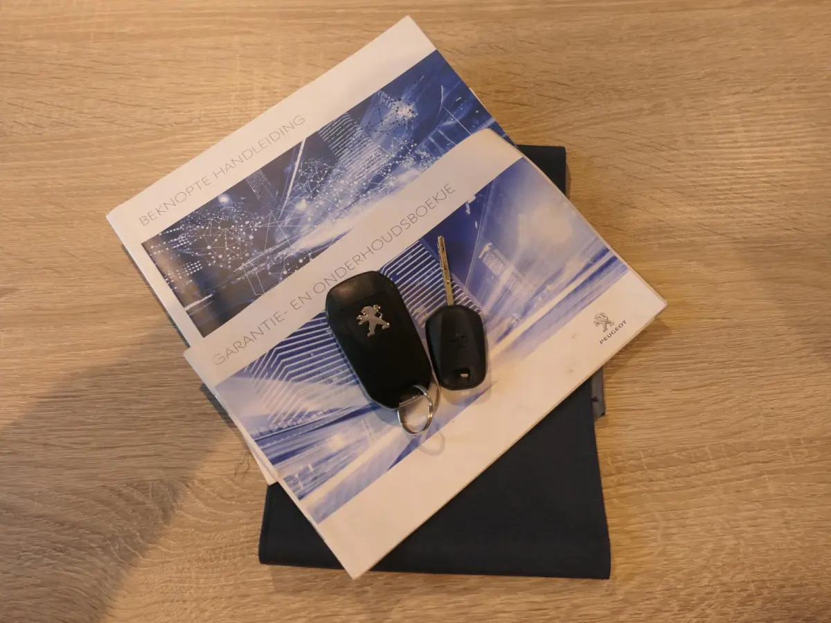 1.2 PureTech Blue Lease Allure | 130 PK | Nieuwe distributieriem | Panoramadak | Climate Control | Achteruitrijcamera | Cruise Control | Trekhaak | Half leder | Lichtmetalen velgen | NAP