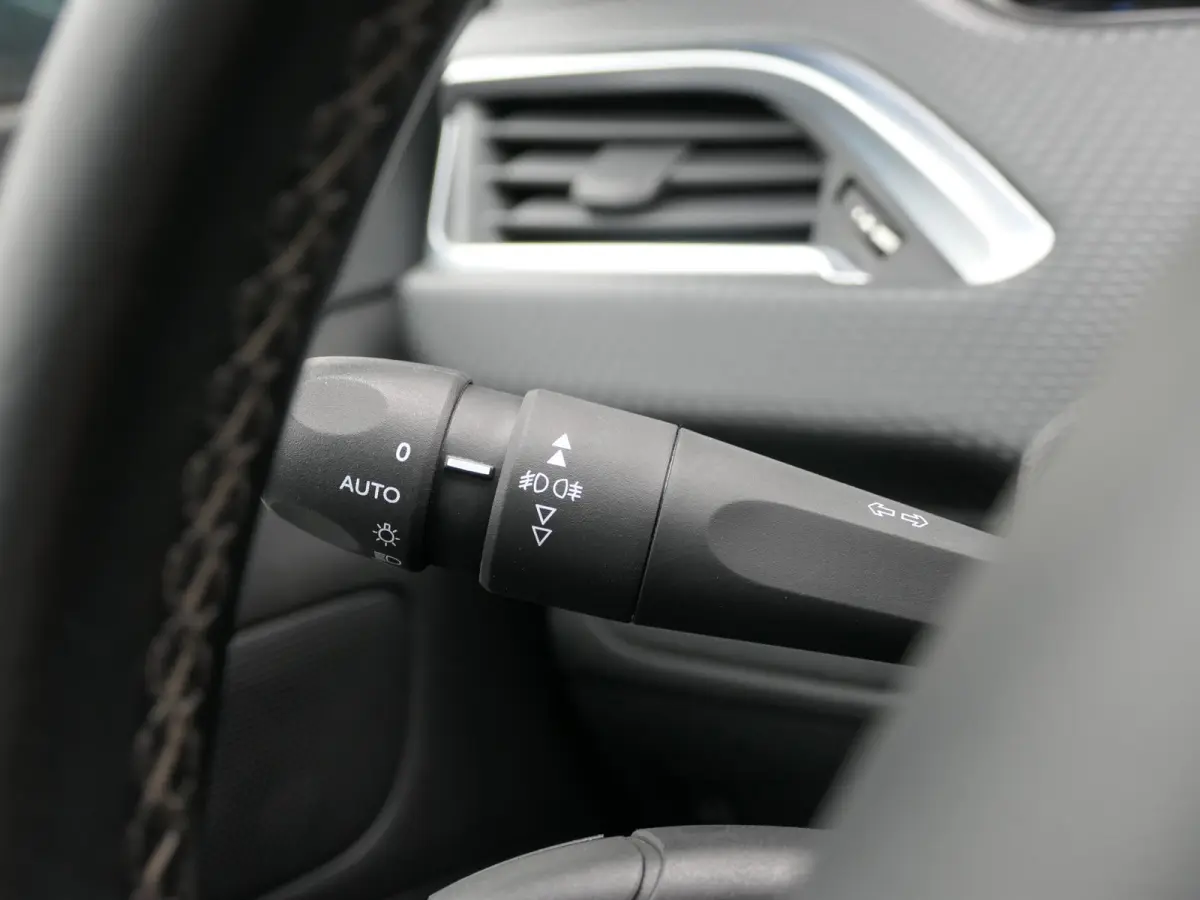 1.2 PureTech Blue Lease Allure | 130 PK | Nieuwe distributieriem | Panoramadak | Climate Control | Achteruitrijcamera | Cruise Control | Trekhaak | Half leder | Lichtmetalen velgen | NAP