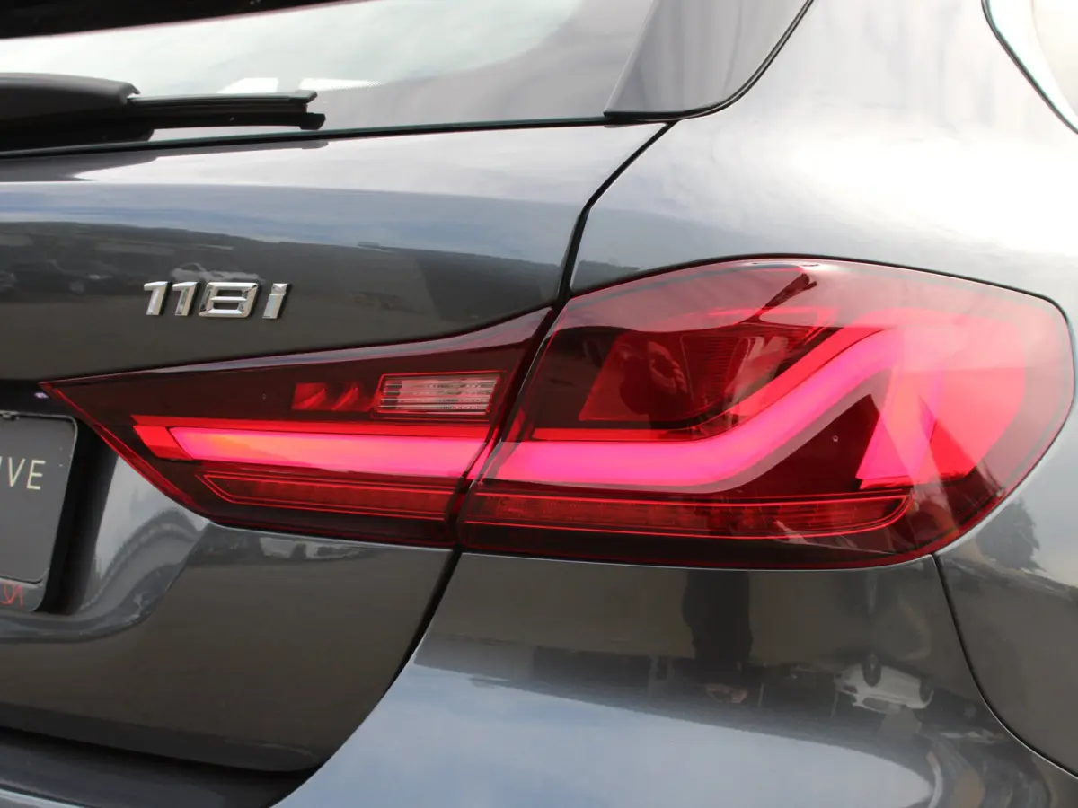 118i CARPLAY I VIRTUAL I SFEERVERL. I CRUISE I LED I ST+STUUR VERWR. I PDC V+A I