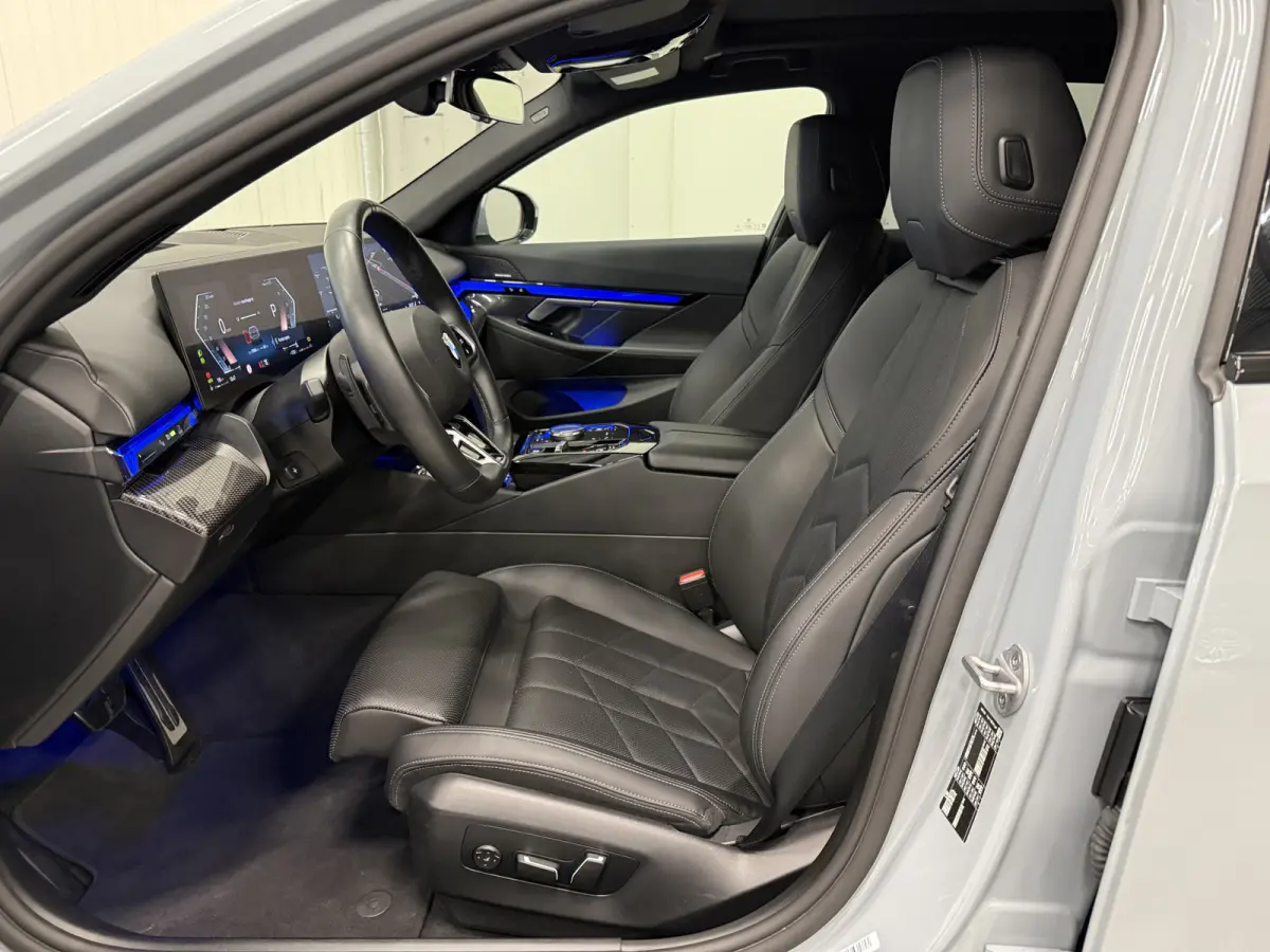 520i M-Sport PANO/TREKHAAK/ICONIC/H&K/HEAD-UP/360CAMERA/VENTILATIE//DRIVING ASS.PRO/ADAPTIVE-LED/19"M-SPORT/STANDKACHEL/BROOKLYN-GRAU/FABRIEKS-GARANTIE tm 05-2028, NET GROTE OH BEURT GEHAD B