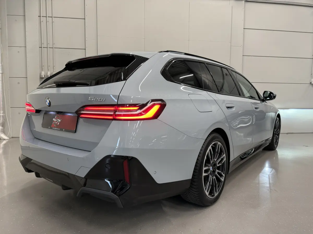 520i M-Sport PANO/TREKHAAK/ICONIC/H&K/HEAD-UP/360CAMERA/VENTILATIE//DRIVING ASS.PRO/ADAPTIVE-LED/19"M-SPORT/STANDKACHEL/BROOKLYN-GRAU/FABRIEKS-GARANTIE tm 05-2028, NET GROTE OH BEURT GEHAD B