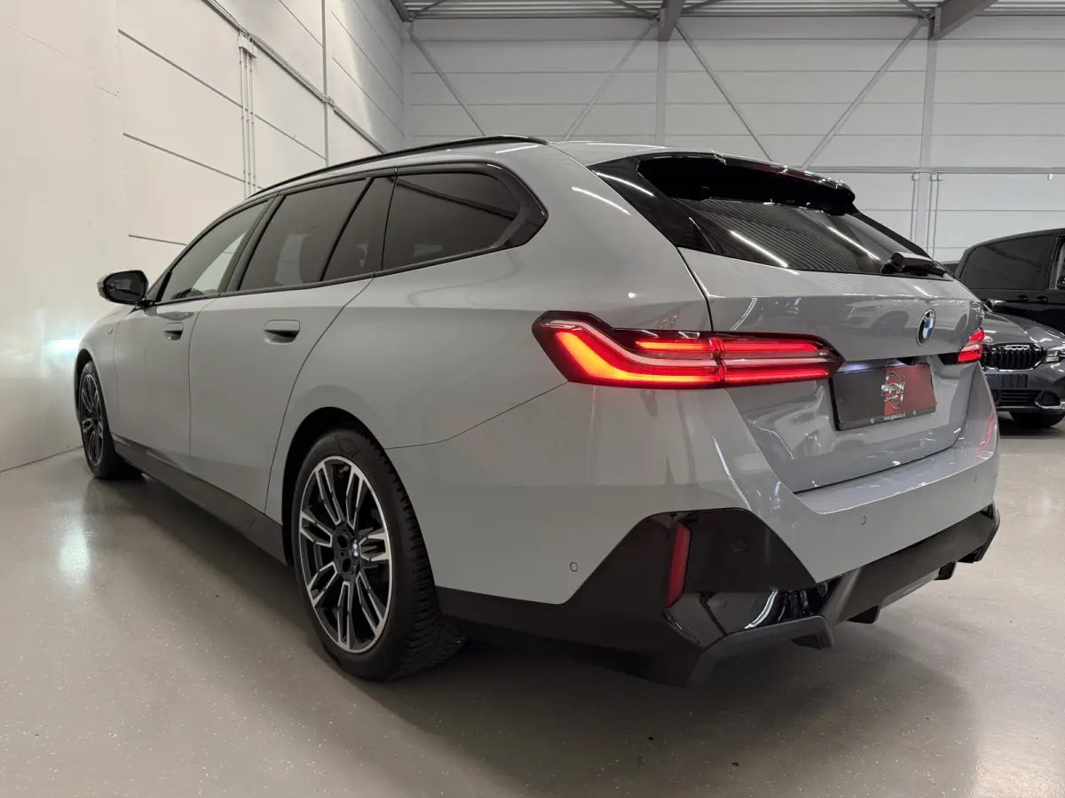 520i M-Sport PANO/TREKHAAK/ICONIC/H&K/HEAD-UP/360CAMERA/VENTILATIE//DRIVING ASS.PRO/ADAPTIVE-LED/19"M-SPORT/STANDKACHEL/BROOKLYN-GRAU/FABRIEKS-GARANTIE tm 05-2028, NET GROTE OH BEURT GEHAD B