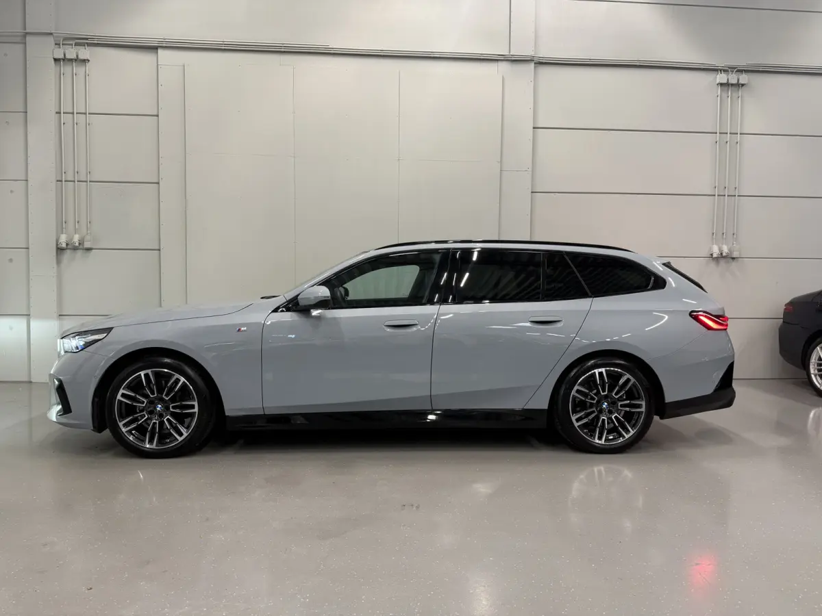 520i M-Sport PANO/TREKHAAK/ICONIC/H&K/HEAD-UP/360CAMERA/VENTILATIE//DRIVING ASS.PRO/ADAPTIVE-LED/19"M-SPORT/STANDKACHEL/BROOKLYN-GRAU/FABRIEKS-GARANTIE tm 05-2028, NET GROTE OH BEURT GEHAD B