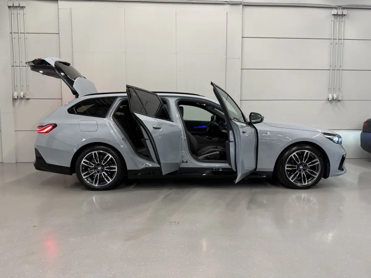 520i M-Sport PANO/TREKHAAK/ICONIC/H&K/HEAD-UP/360CAMERA/VENTILATIE//DRIVING ASS.PRO/ADAPTIVE-LED/19"M-SPORT/STANDKACHEL/BROOKLYN-GRAU/FABRIEKS-GARANTIE tm 05-2028, NET GROTE OH BEURT GEHAD B