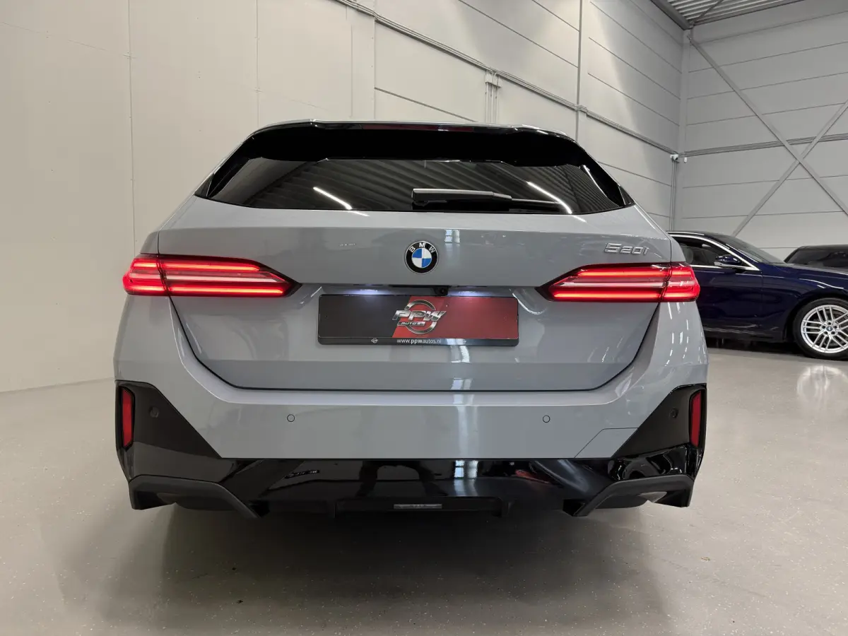 520i M-Sport PANO/TREKHAAK/ICONIC/H&K/HEAD-UP/360CAMERA/VENTILATIE//DRIVING ASS.PRO/ADAPTIVE-LED/19"M-SPORT/STANDKACHEL/BROOKLYN-GRAU/FABRIEKS-GARANTIE tm 05-2028, NET GROTE OH BEURT GEHAD B