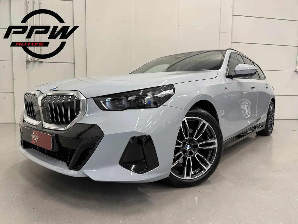 520i M-Sport PANO/TREKHAAK/ICONIC/H&K/HEAD-UP/360CAMERA/VENTILATIE//DRIVING ASS.PRO/ADAPTIVE-LED/19"M-SPORT/STANDKACHEL/BROOKLYN-GRAU/FABRIEKS-GARANTIE tm 05-2028, NET GROTE OH BEURT GEHAD B