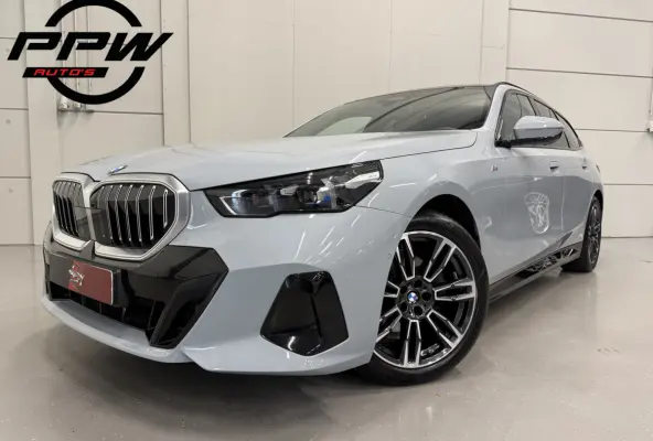 520i M-Sport PANO/TREKHAAK/ICONIC/H&K/HEAD-UP/360CAMERA/VENTILATIE//DRIVING ASS.PRO/ADAPTIVE-LED/19"M-SPORT/STANDKACHEL/BROOKLYN-GRAU/FABRIEKS-GARANTIE tm 05-2028, NET GROTE OH BEURT GEHAD B