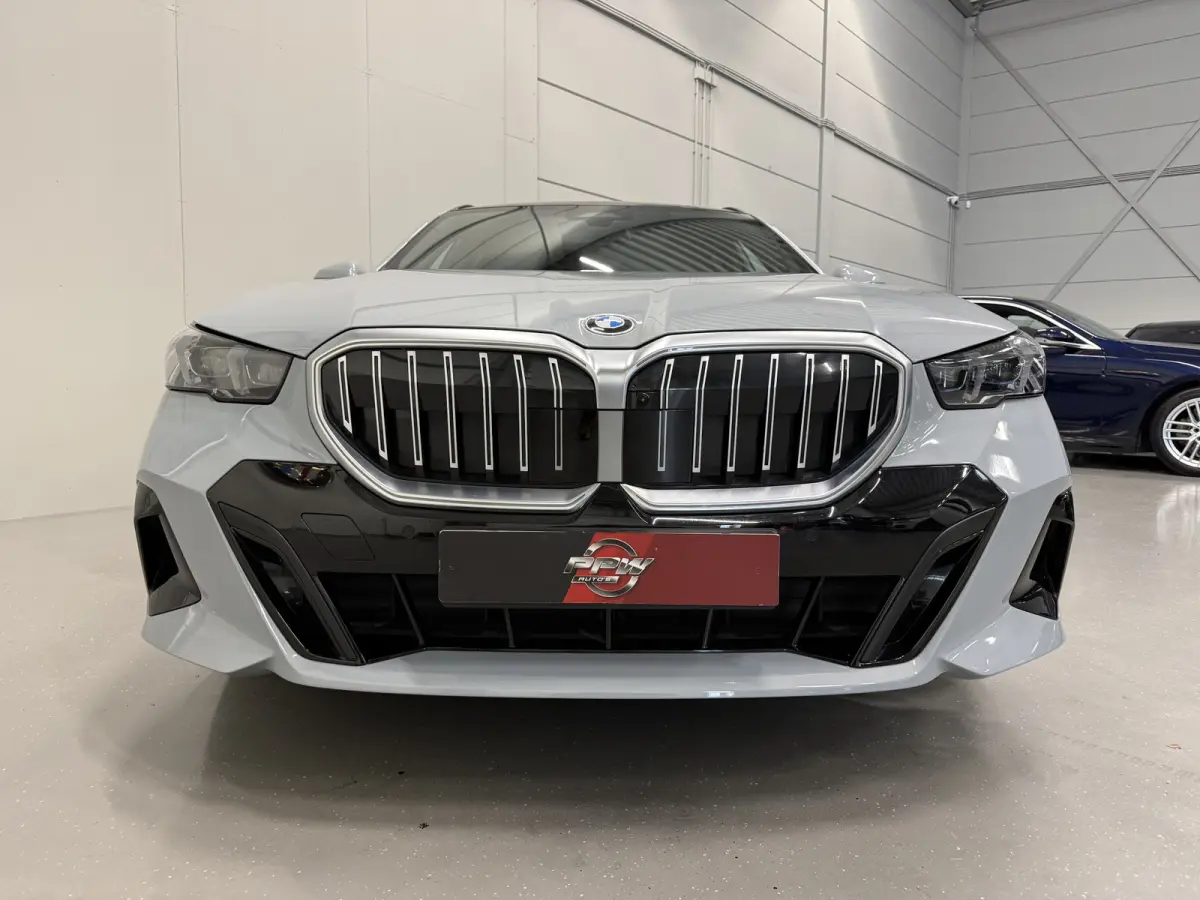 520i M-Sport PANO/TREKHAAK/ICONIC/H&K/HEAD-UP/360CAMERA/VENTILATIE//DRIVING ASS.PRO/ADAPTIVE-LED/19"M-SPORT/STANDKACHEL/BROOKLYN-GRAU/FABRIEKS-GARANTIE tm 05-2028, NET GROTE OH BEURT GEHAD B