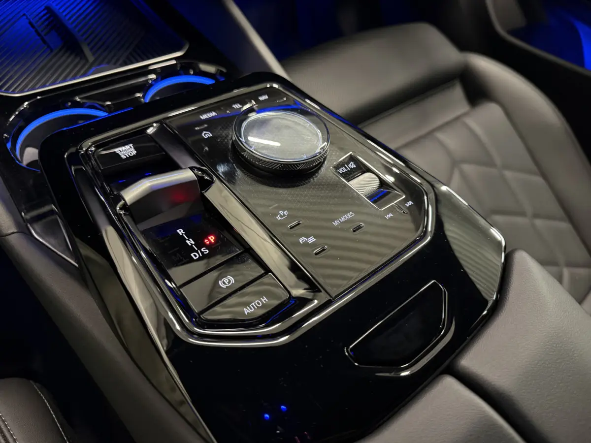 520i M-Sport PANO/TREKHAAK/ICONIC/H&K/HEAD-UP/360CAMERA/VENTILATIE//DRIVING ASS.PRO/ADAPTIVE-LED/19"M-SPORT/STANDKACHEL/BROOKLYN-GRAU/FABRIEKS-GARANTIE tm 05-2028, NET GROTE OH BEURT GEHAD B