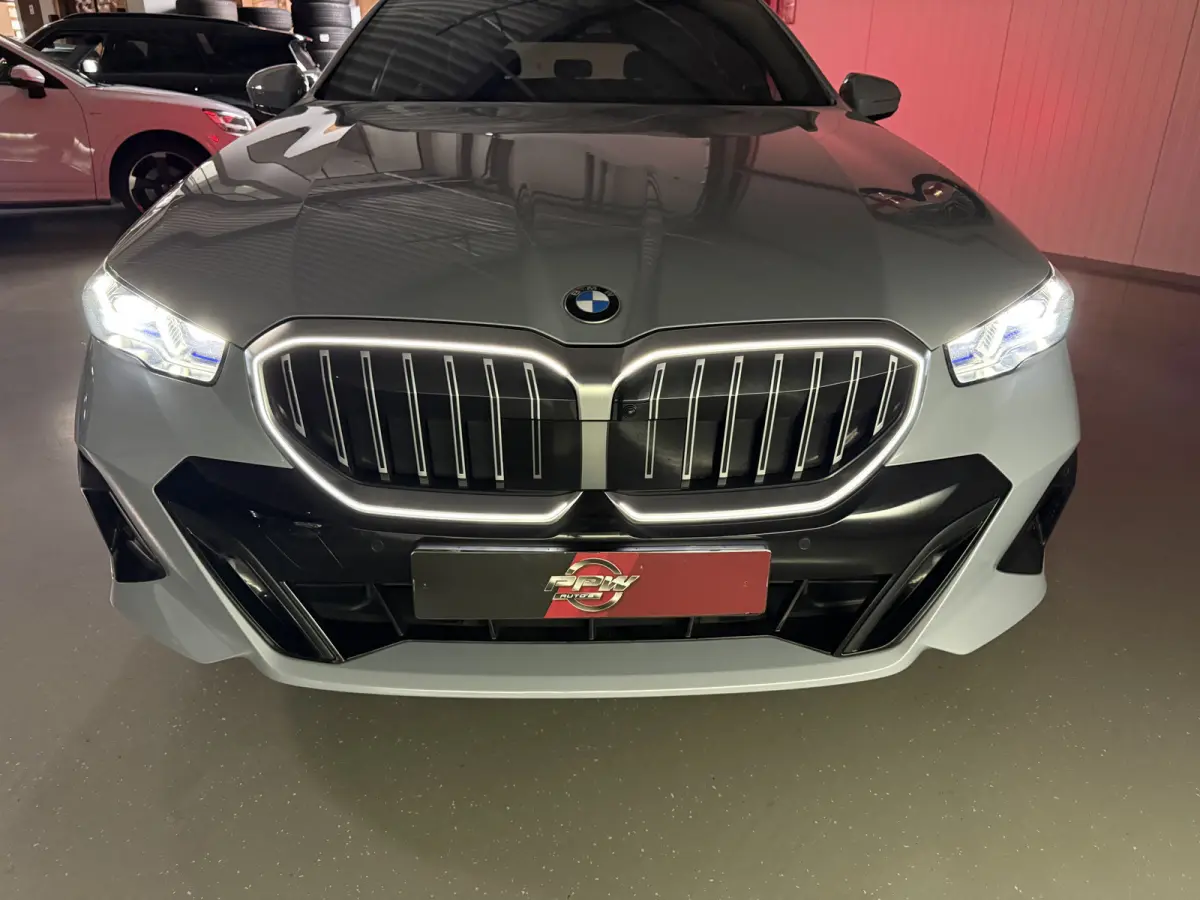 520i M-Sport PANO/TREKHAAK/ICONIC/H&K/HEAD-UP/360CAMERA/VENTILATIE//DRIVING ASS.PRO/ADAPTIVE-LED/19"M-SPORT/STANDKACHEL/BROOKLYN-GRAU/FABRIEKS-GARANTIE tm 05-2028, NET GROTE OH BEURT GEHAD B