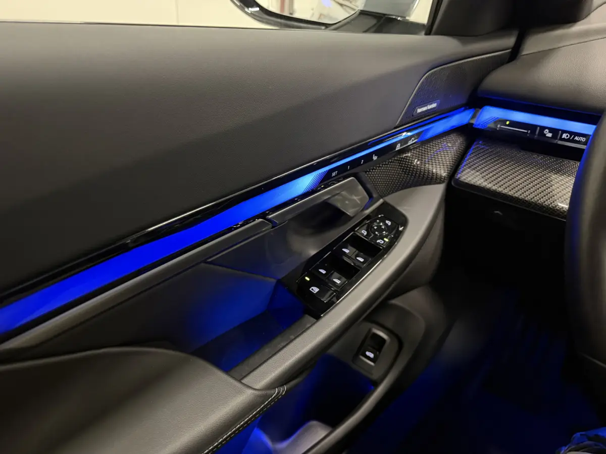 520i M-Sport PANO/TREKHAAK/ICONIC/H&K/HEAD-UP/360CAMERA/VENTILATIE//DRIVING ASS.PRO/ADAPTIVE-LED/19"M-SPORT/STANDKACHEL/BROOKLYN-GRAU/FABRIEKS-GARANTIE tm 05-2028, NET GROTE OH BEURT GEHAD B