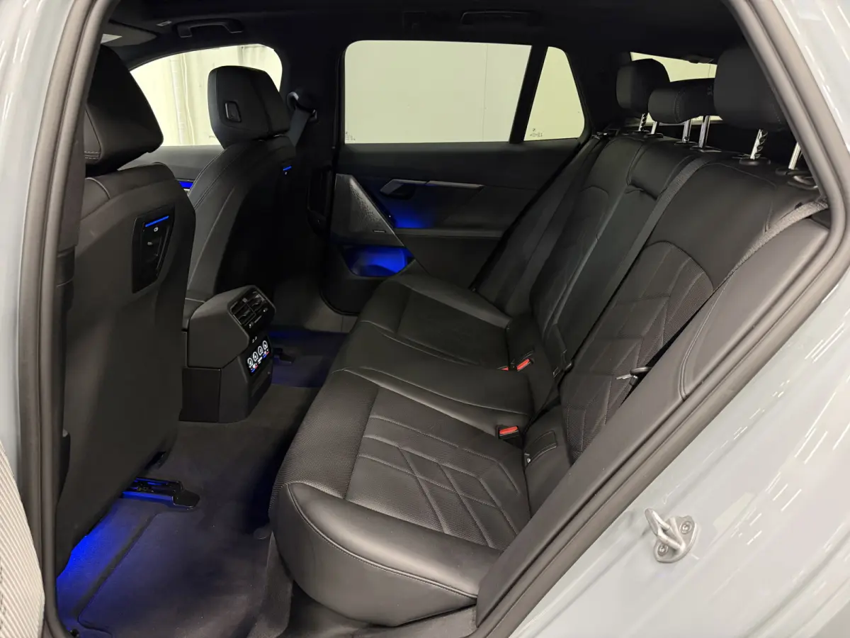 520i M-Sport PANO/TREKHAAK/ICONIC/H&K/HEAD-UP/360CAMERA/VENTILATIE//DRIVING ASS.PRO/ADAPTIVE-LED/19"M-SPORT/STANDKACHEL/BROOKLYN-GRAU/FABRIEKS-GARANTIE tm 05-2028, NET GROTE OH BEURT GEHAD B