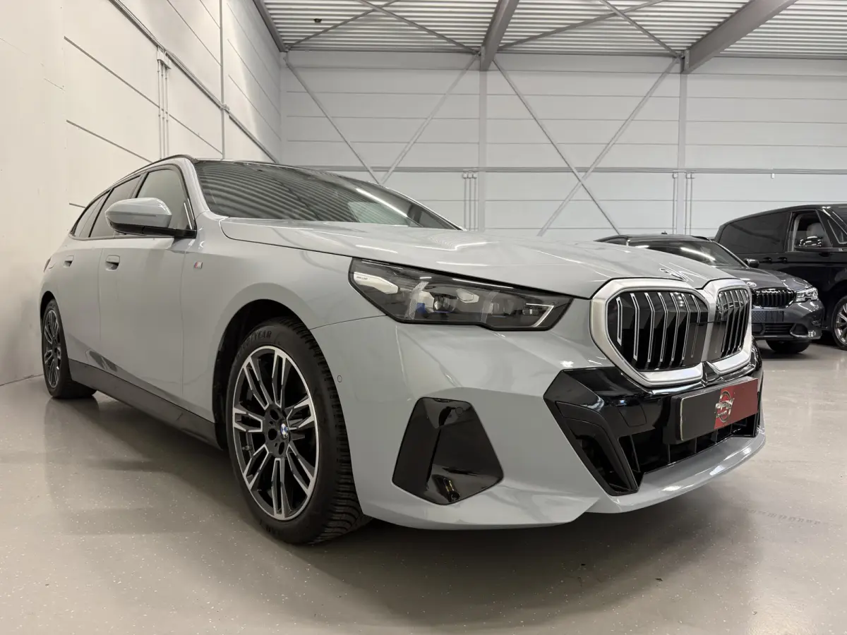 520i M-Sport PANO/TREKHAAK/ICONIC/H&K/HEAD-UP/360CAMERA/VENTILATIE//DRIVING ASS.PRO/ADAPTIVE-LED/19"M-SPORT/STANDKACHEL/BROOKLYN-GRAU/FABRIEKS-GARANTIE tm 05-2028, NET GROTE OH BEURT GEHAD B