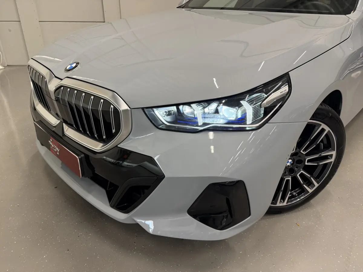 520i M-Sport PANO/TREKHAAK/ICONIC/H&K/HEAD-UP/360CAMERA/VENTILATIE//DRIVING ASS.PRO/ADAPTIVE-LED/19"M-SPORT/STANDKACHEL/BROOKLYN-GRAU/FABRIEKS-GARANTIE tm 05-2028, NET GROTE OH BEURT GEHAD B