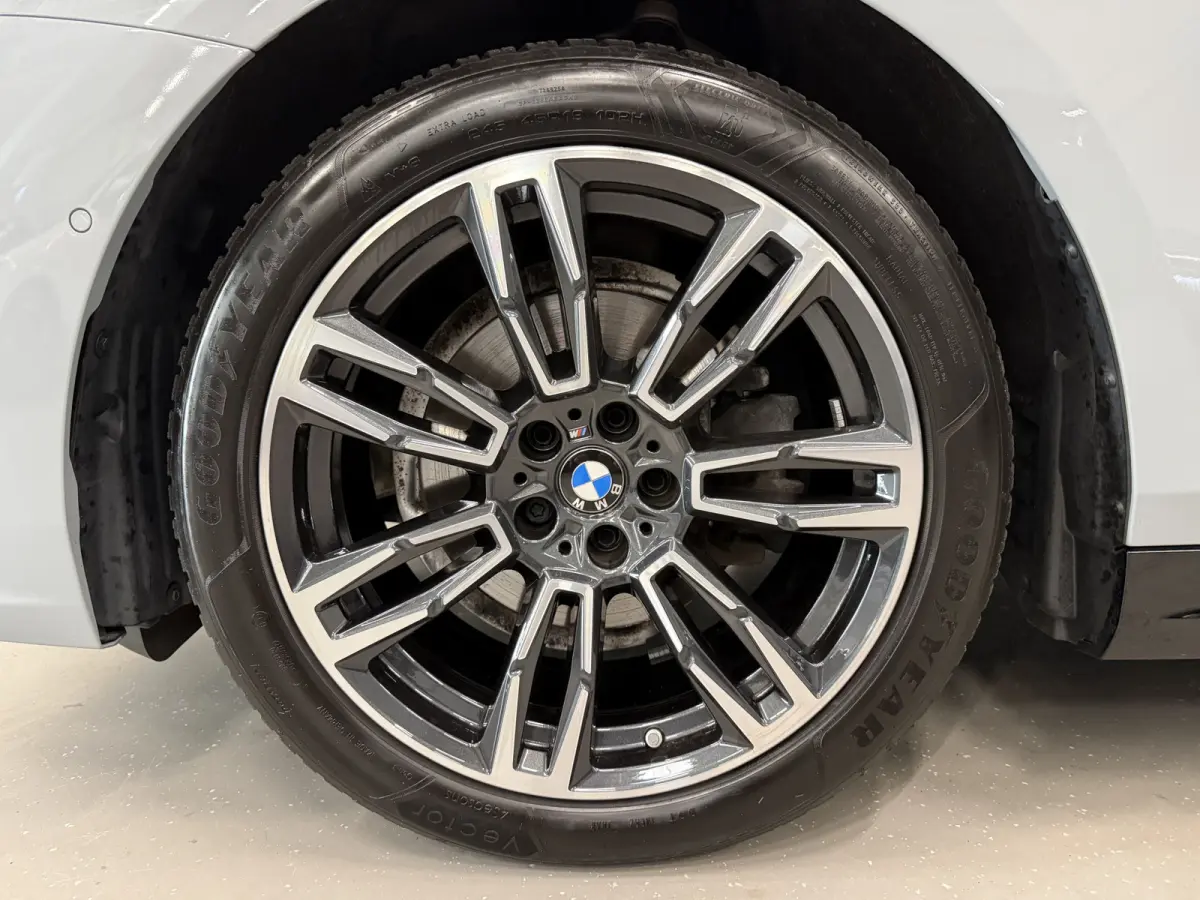 520i M-Sport PANO/TREKHAAK/ICONIC/H&K/HEAD-UP/360CAMERA/VENTILATIE//DRIVING ASS.PRO/ADAPTIVE-LED/19"M-SPORT/STANDKACHEL/BROOKLYN-GRAU/FABRIEKS-GARANTIE tm 05-2028, NET GROTE OH BEURT GEHAD B