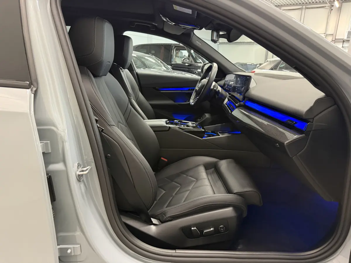 520i M-Sport PANO/TREKHAAK/ICONIC/H&K/HEAD-UP/360CAMERA/VENTILATIE//DRIVING ASS.PRO/ADAPTIVE-LED/19"M-SPORT/STANDKACHEL/BROOKLYN-GRAU/FABRIEKS-GARANTIE tm 05-2028, NET GROTE OH BEURT GEHAD B