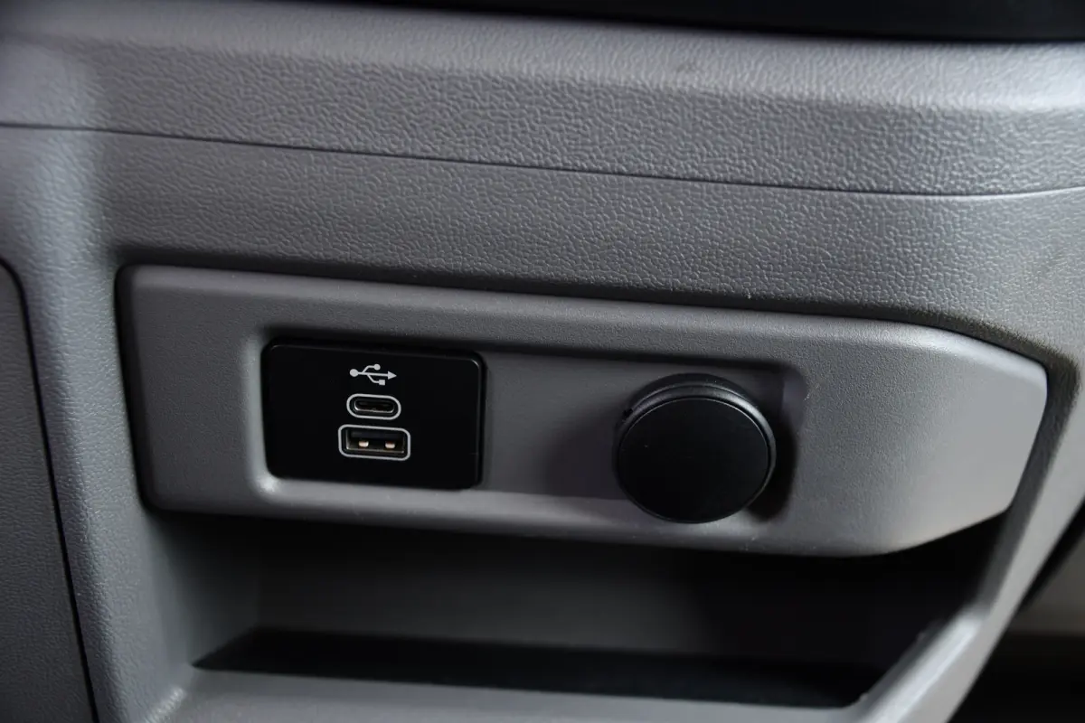 300 2.0 TDCI L1H1 Limited PB Edition Adaptieve Cruise, Camera, Carplay, 170pk, Stoelverwarming, LED, Automaat, Dodehoek, Uniek!
