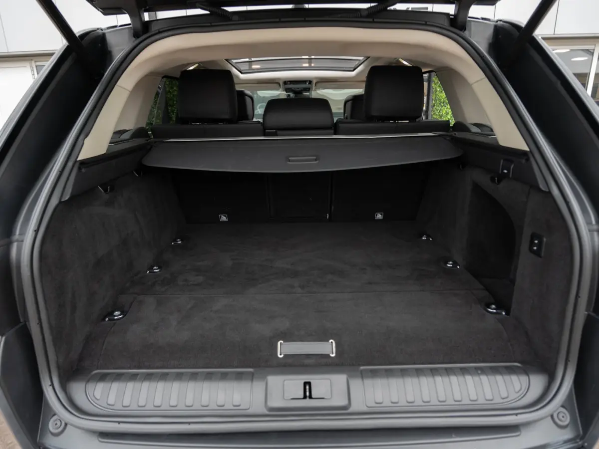 P400e Autobiography Dynamic | Pano | 22" LMV |Camera | Memory |