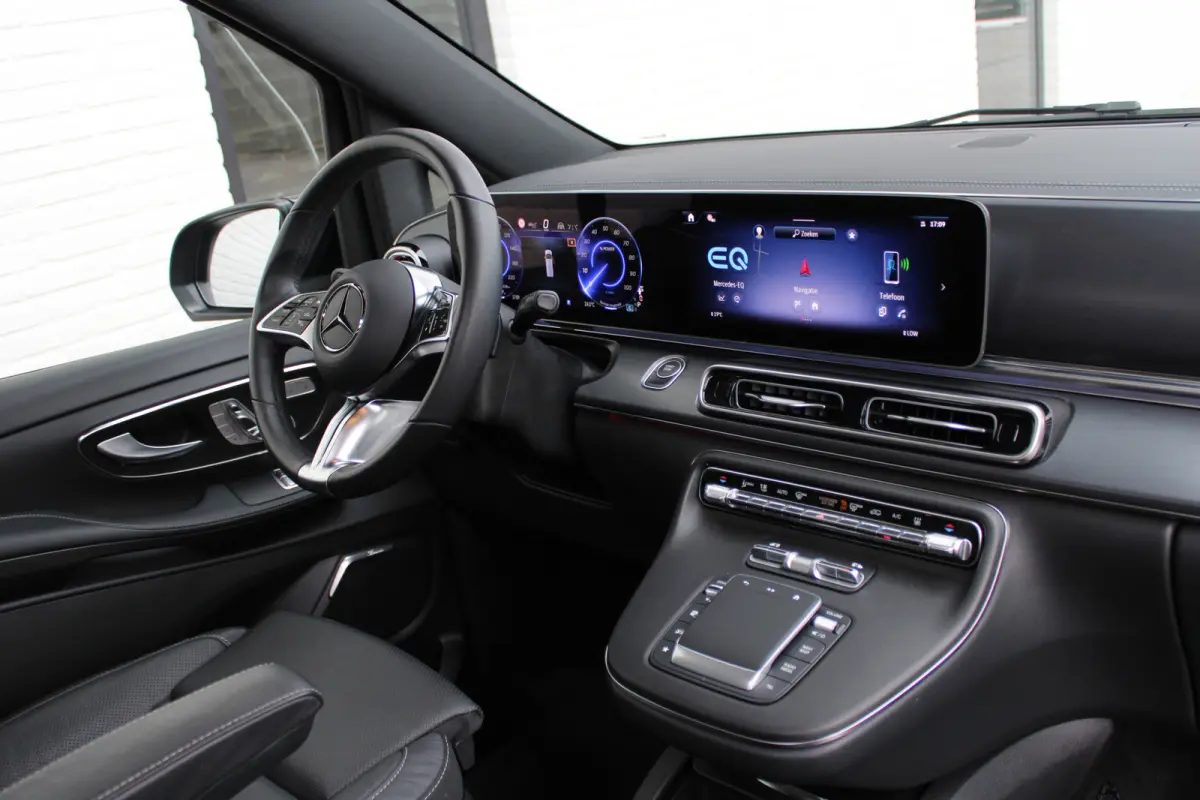 300 L2 / AMG / Luchtvering / Panorama / Elec Stoelen / 7-Persoons / Burmester / 360 Camera / Vol Opties / NIEUWSTAAT
