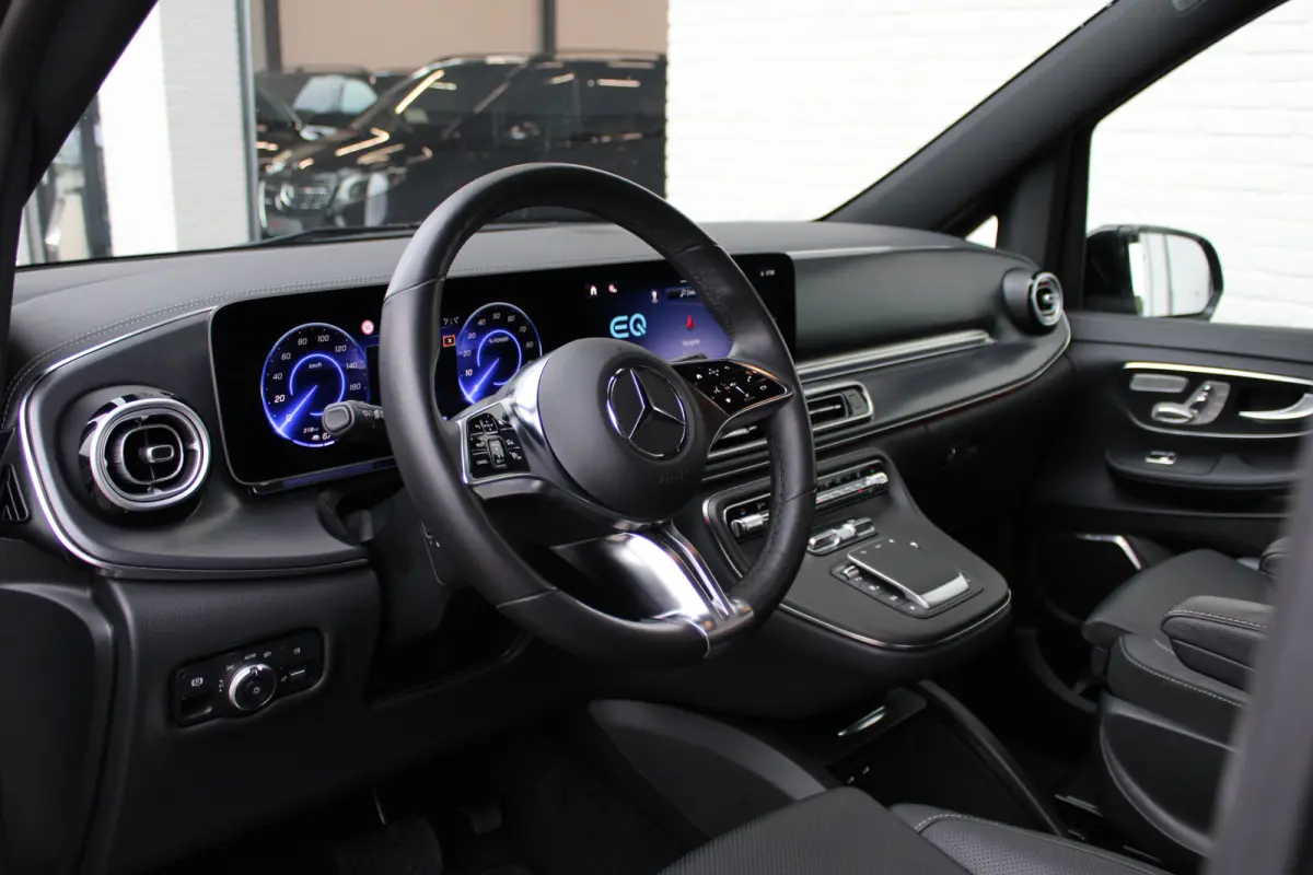 300 L2 / AMG / Luchtvering / Panorama / Elec Stoelen / 7-Persoons / Burmester / 360 Camera / Vol Opties / NIEUWSTAAT