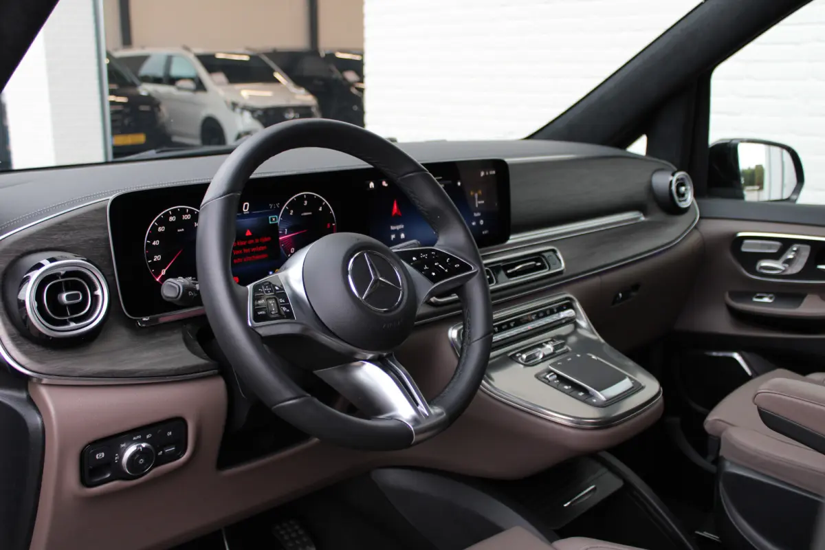 300d / AMG / DC / Exclusive / 4-Matic / Pano / Luchtv / Elec Stoel / Burmester / Vol Opties / NIEUWSTAAT
