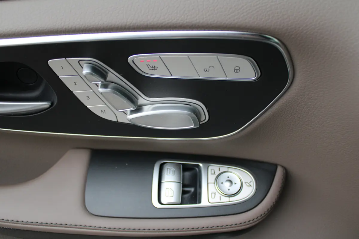 300d / AMG / DC / Exclusive / 4-Matic / Pano / Luchtv / Elec Stoel / Burmester / Vol Opties / NIEUWSTAAT