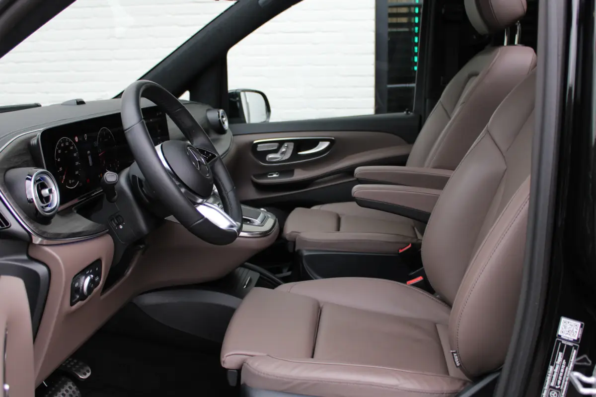 300d / AMG / DC / Exclusive / 4-Matic / Pano / Luchtv / Elec Stoel / Burmester / Vol Opties / NIEUWSTAAT