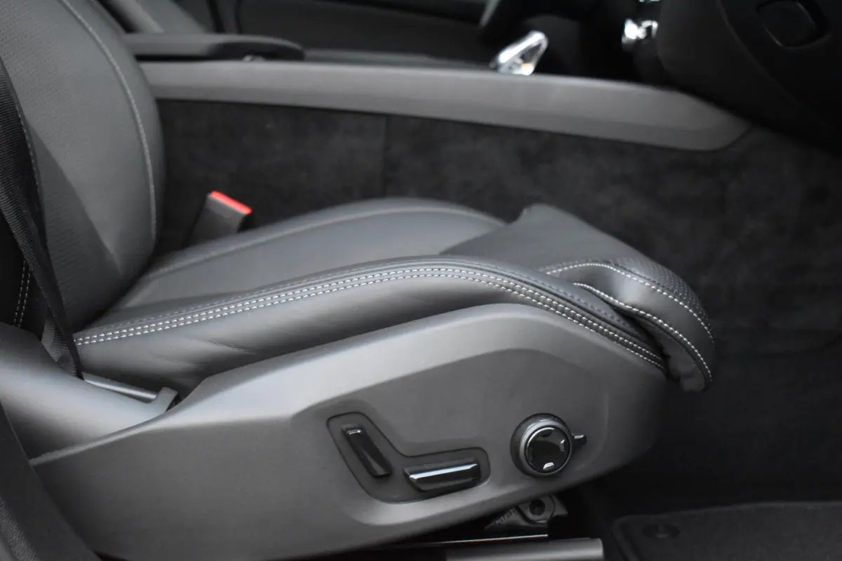 2.0 T8 Plug-in-hybrid AWD Ultra Black Edition Facelift Pano Massage Stoelkoeling HUD