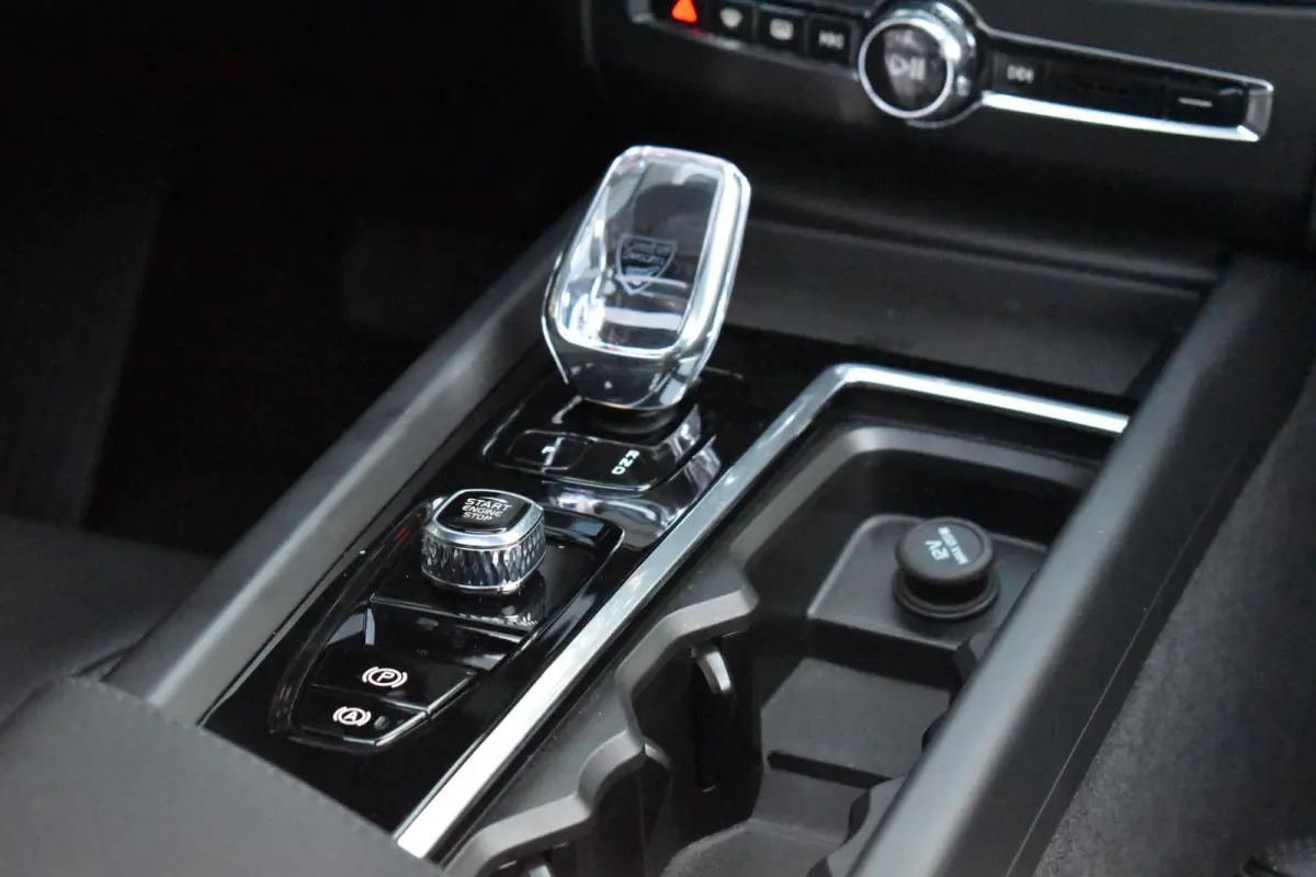 2.0 T8 Plug-in-hybrid AWD Ultra Black Edition Facelift Pano Massage Stoelkoeling HUD