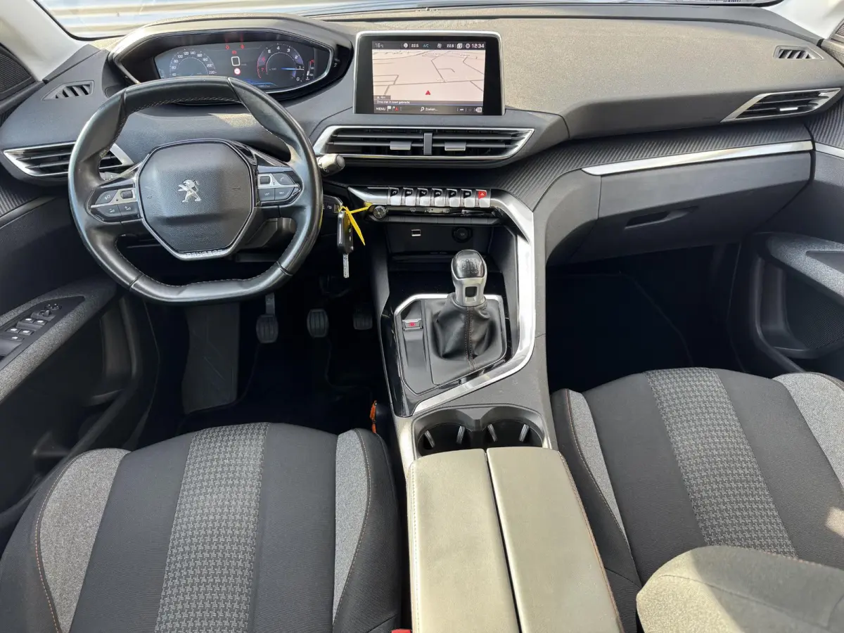 1.2 PureTech Blue Lease Executive Navi|Carplay|Trekhaak|Clima|Cruise|Dealer Onderhouden|i-Cockpit|N.A.P|APK tot 03-2027
