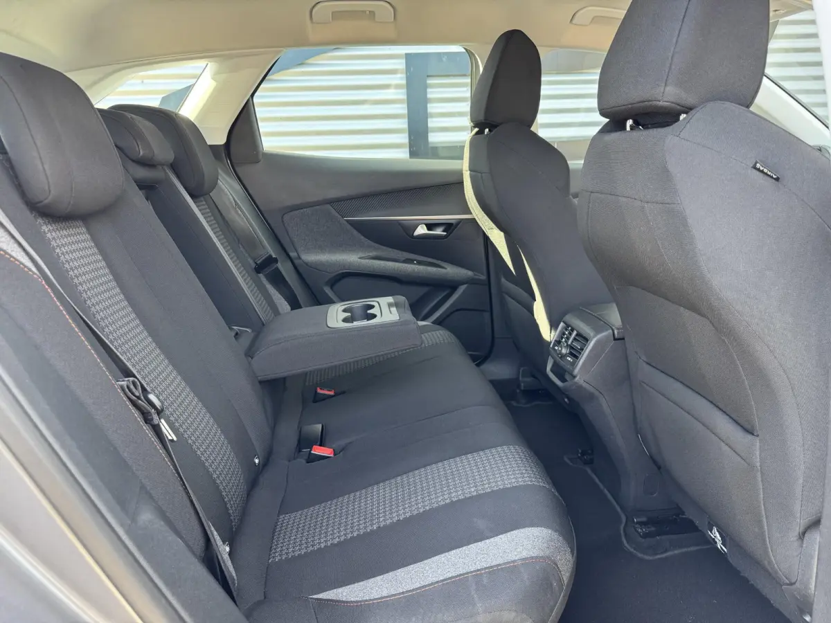 1.2 PureTech Blue Lease Executive Navi|Carplay|Trekhaak|Clima|Cruise|Dealer Onderhouden|i-Cockpit|N.A.P|APK tot 03-2027