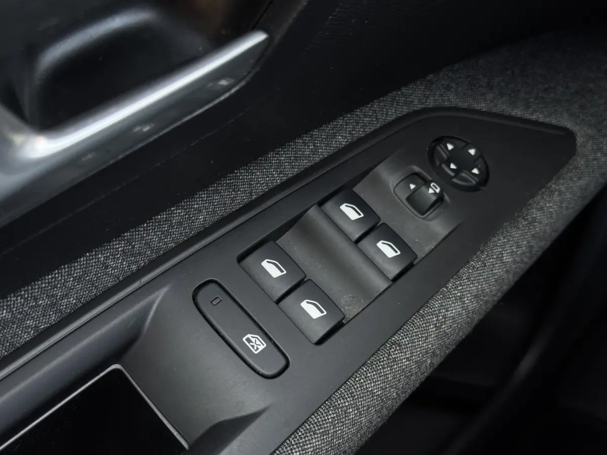 1.2 PureTech Blue Lease Executive Navi|Carplay|Trekhaak|Clima|Cruise|Dealer Onderhouden|i-Cockpit|N.A.P|APK tot 03-2027