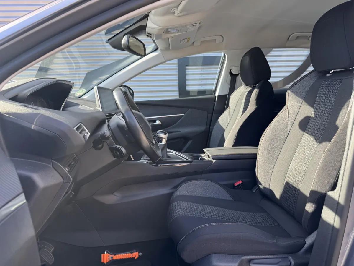 1.2 PureTech Blue Lease Executive Navi|Carplay|Trekhaak|Clima|Cruise|Dealer Onderhouden|i-Cockpit|N.A.P|APK tot 03-2027