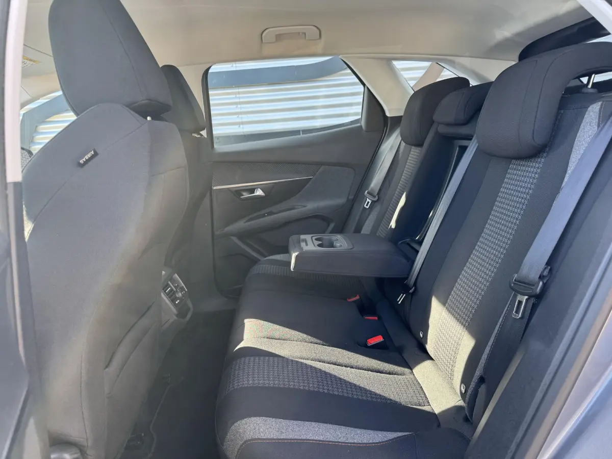 1.2 PureTech Blue Lease Executive Navi|Carplay|Trekhaak|Clima|Cruise|Dealer Onderhouden|i-Cockpit|N.A.P|APK tot 03-2027
