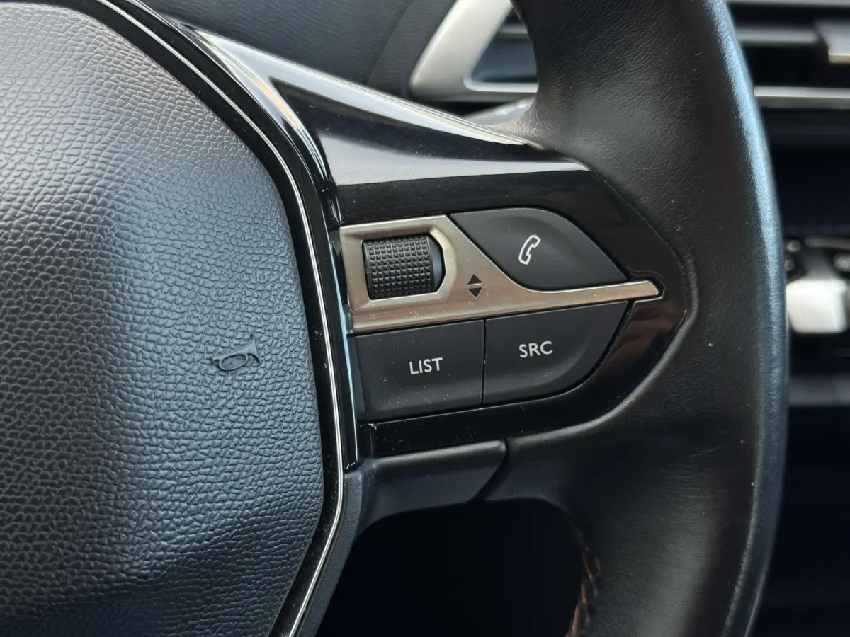 1.2 PureTech Blue Lease Executive Navi|Carplay|Trekhaak|Clima|Cruise|Dealer Onderhouden|i-Cockpit|N.A.P|APK tot 03-2027