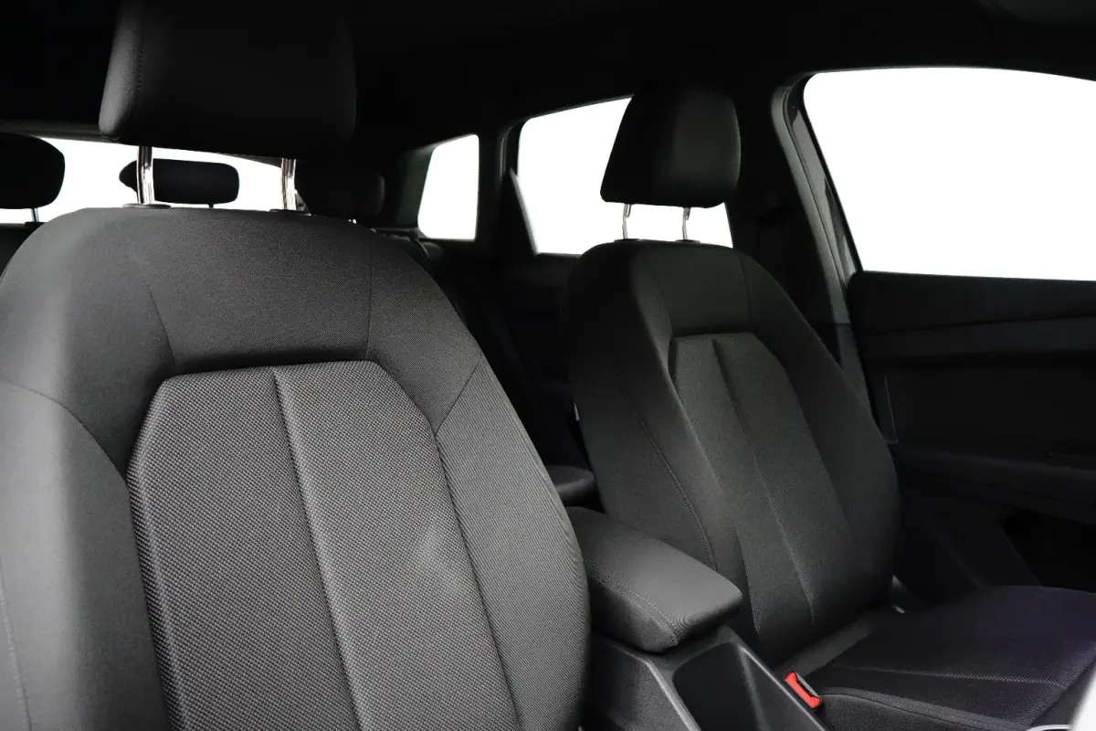 35 Advanced edition 55 kWh Adaptieve Cruise | Camera | Parkeersensoren | Climate Control | 19" Lichtmetaal | DAB | Digitaal Dashboard | Achteruitrijcamera | Airco (automatisch) | Apple Carpl