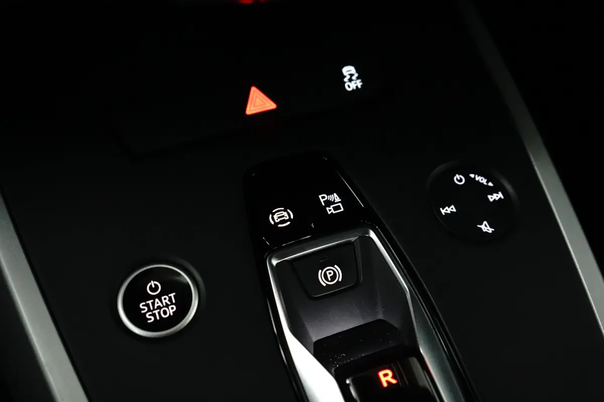 35 Advanced edition 55 kWh Adaptieve Cruise | Camera | Parkeersensoren | Climate Control | 19" Lichtmetaal | DAB | Digitaal Dashboard | Achteruitrijcamera | Airco (automatisch) | Apple Carpl