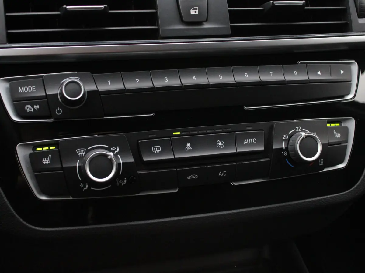 118i Sport Line Shadow LED I NAVI I CRUISE I DIGITALDASH I AUTOMAAT I 17INCH I