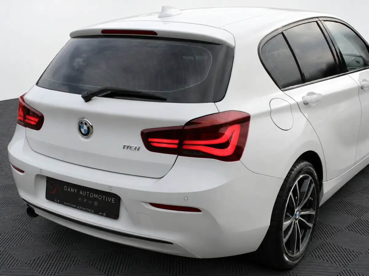 118i Sport Line Shadow LED I NAVI I CRUISE I DIGITALDASH I AUTOMAAT I 17INCH I