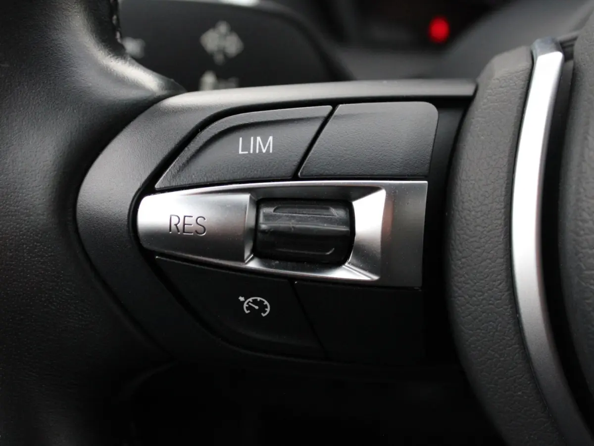 118i Sport Line Shadow LED I NAVI I CRUISE I DIGITALDASH I AUTOMAAT I 17INCH I