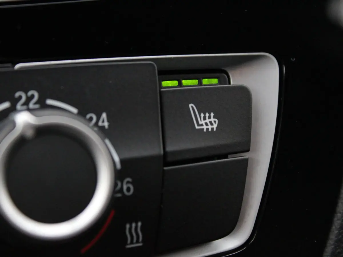 118i Sport Line Shadow LED I NAVI I CRUISE I DIGITALDASH I AUTOMAAT I 17INCH I