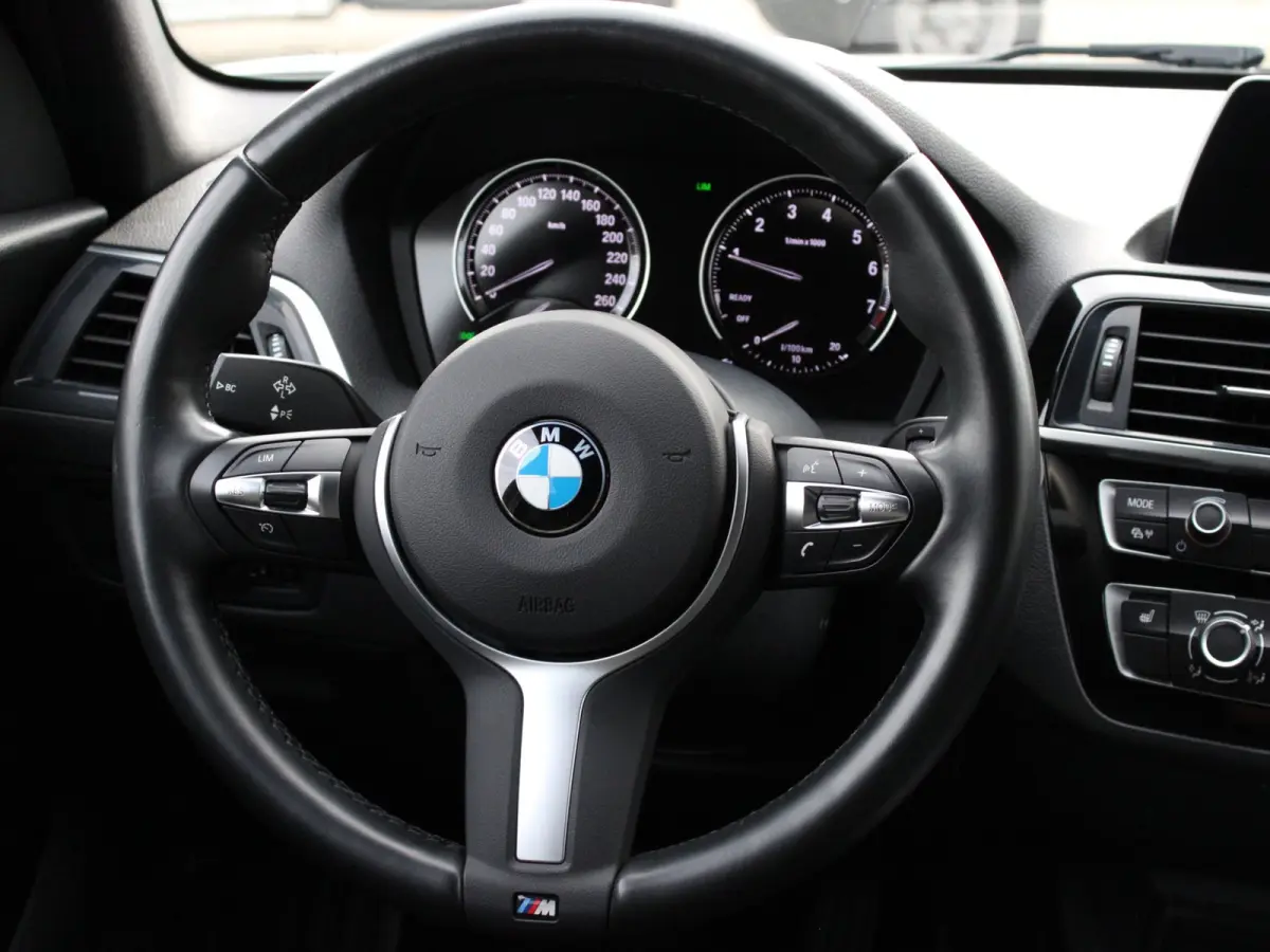 118i Sport Line Shadow LED I NAVI I CRUISE I DIGITALDASH I AUTOMAAT I 17INCH I