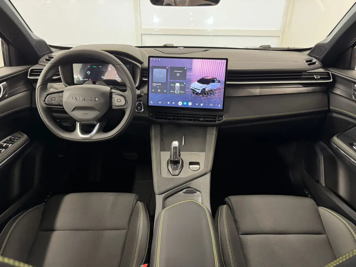 1.5 Core | Trekhaak | 4-seizoenen banden | Achteruitrijcamera | Afneembare trekhaak | Alarmsysteem Trekhaak | 4-seizoenen banden