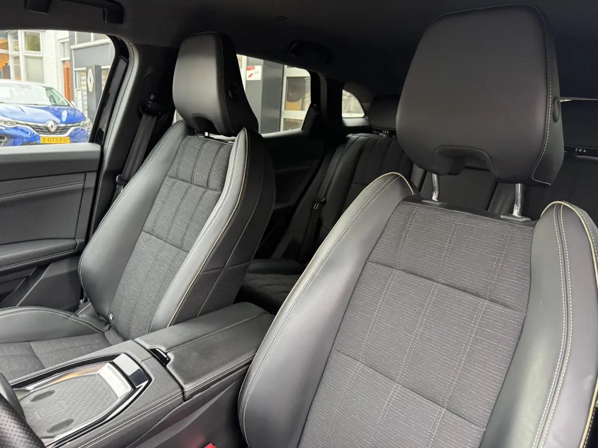 1.2 E-Tech full hybrid 200 Iconic+Harman Kardon!!