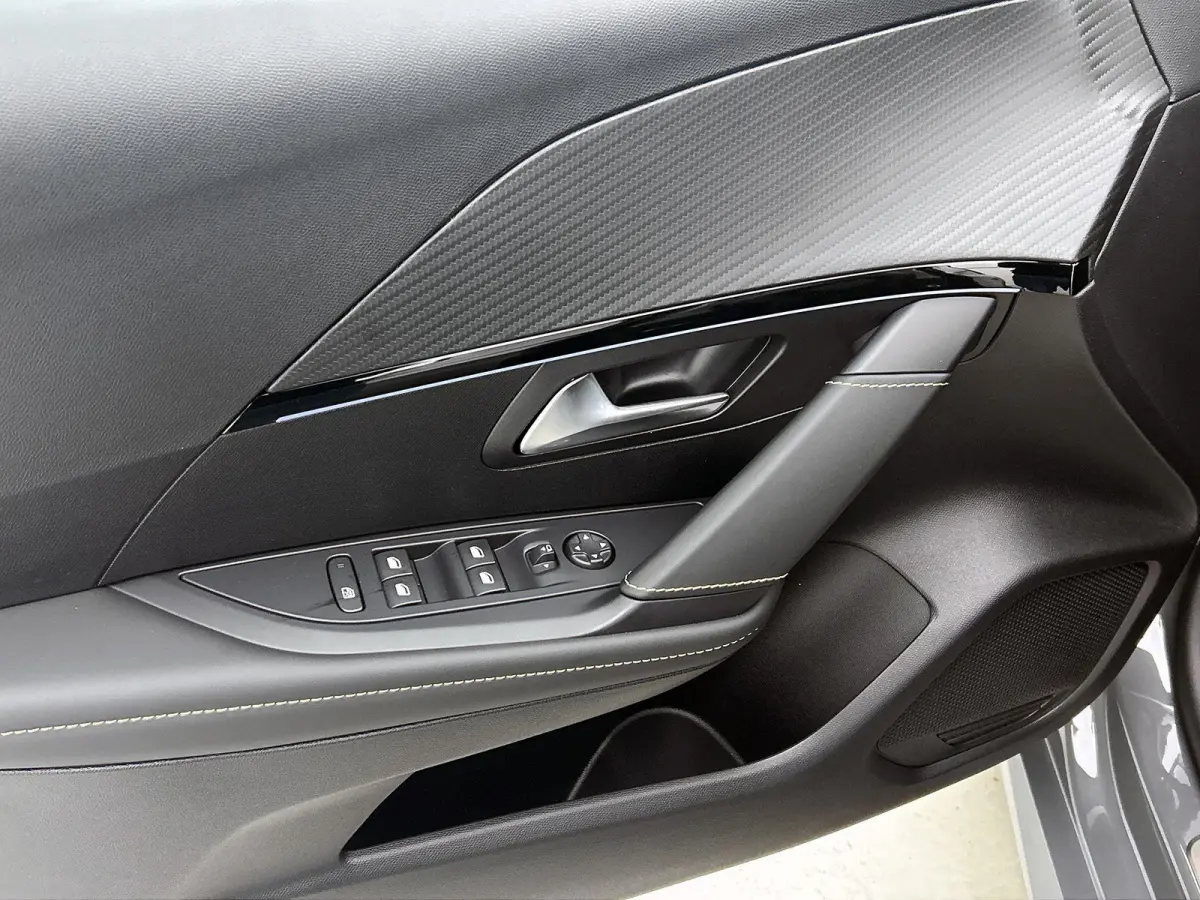 GT Hybrid 110pk Automaat | Navigatie | Camera v+a | Climate Control | Adaptieve Cruise Control | Parkeersensoren v+a | Dodehoeksensor | Armsteun | Digitaal instrumentenpaneel | Draadloze App