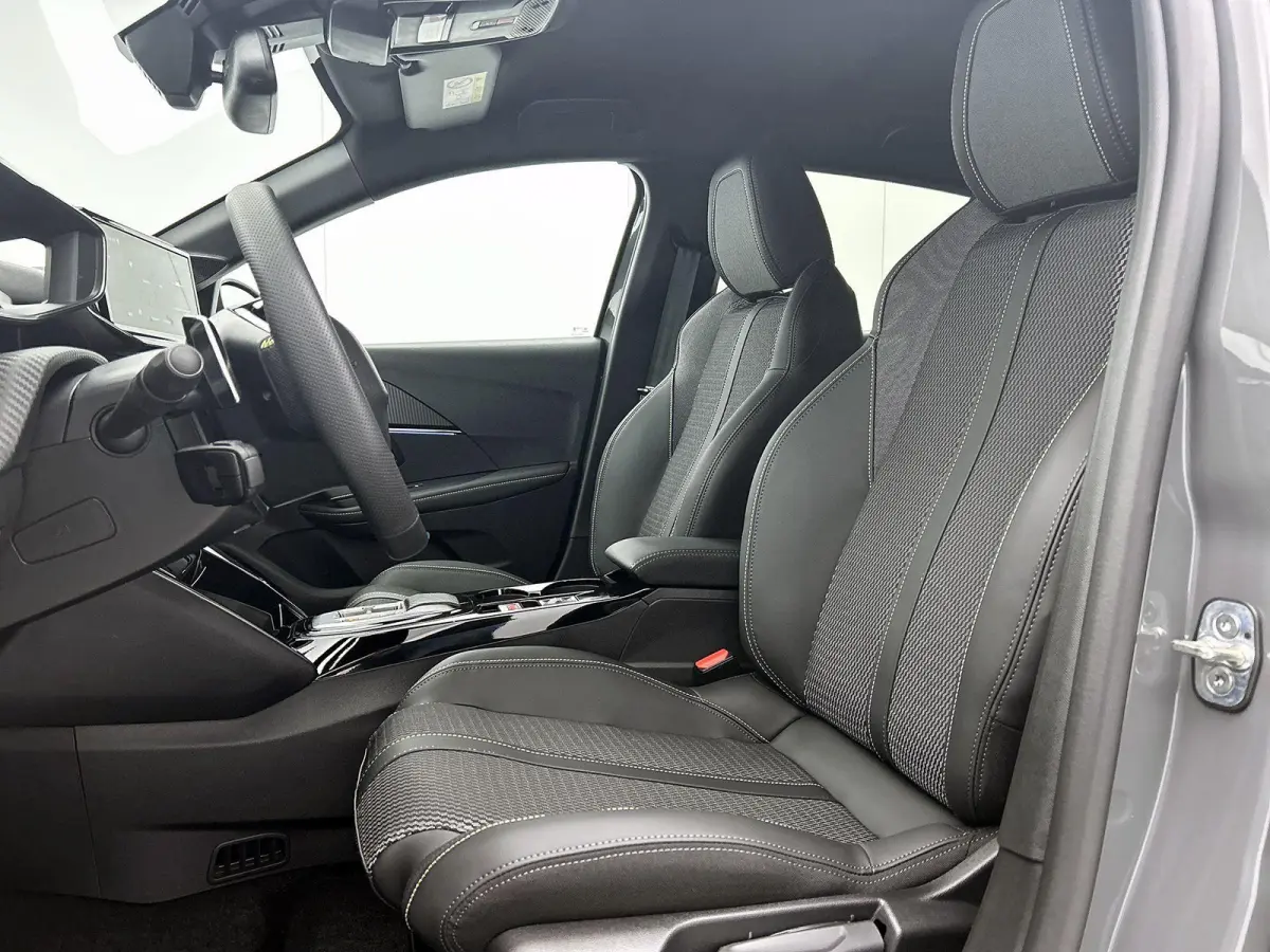 GT Hybrid 110pk Automaat | Navigatie | Camera v+a | Climate Control | Adaptieve Cruise Control | Parkeersensoren v+a | Dodehoeksensor | Armsteun | Digitaal instrumentenpaneel | Draadloze App